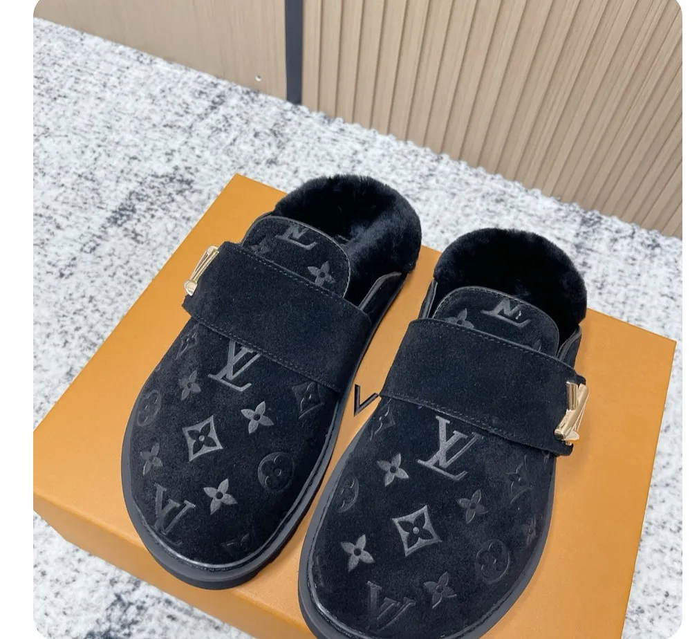 [L Home] P: 500💰 Size: 35-46 (female 40.41, male 45 46 custom-made) Top version Louis vuitton Lv top version LV couple's wool slippers New couple's Birkenstock slippers Cute and loveable, the foot feel is not too good Simple and high-end Sling-hee design Ready to wear and go Good news for lazy people Upper imported cowhide/imported old floral cloth Original hardware buckle, original molded high-density foam outsole. Fabric: Yangjing/classic jacquard fabric. Lining: imported wool lining. Sole: original foam combination sole.